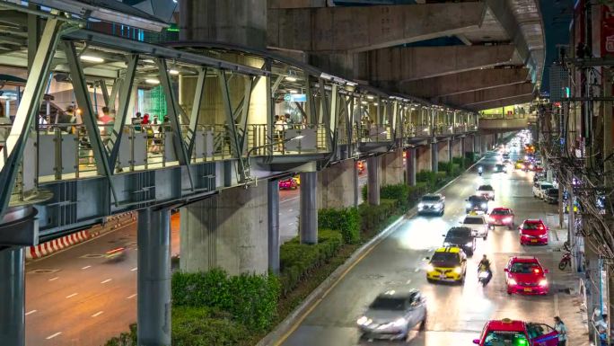 泰国曼谷街道上的延时夜间交通。