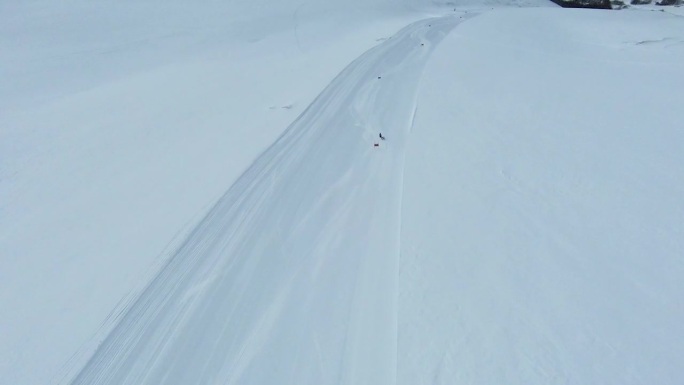 高角度空中跟踪跟随精英滑雪障碍比赛在新整理的运行