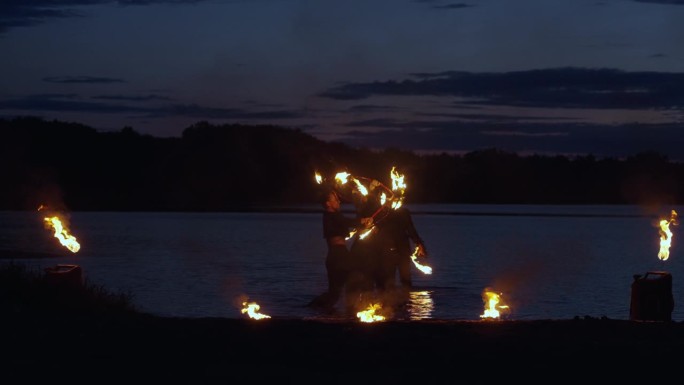 夏夜河畔的仪式与艺术之火表演，慢动作全镜头