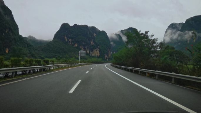 4K素材.崇左合那高速旁的峰林雨雾