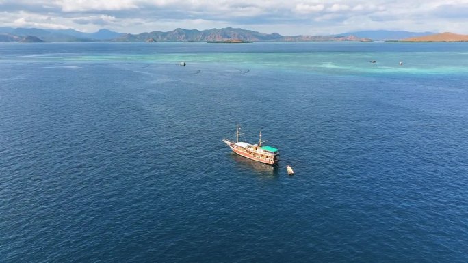 印度尼西亚努沙登加拉Kabupaten Manggarai Barat，科莫多岛弗洛雷斯海中部村庄的