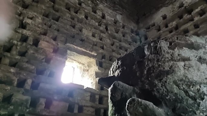 在古老的彭门修道院鸽舍内，用石墙筑巢箱仰望窗外的灯光