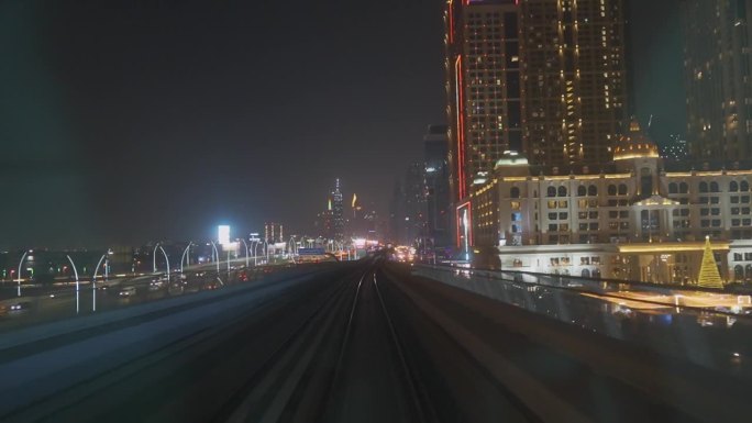 迪拜地铁夜景地铁城市穿梭铁轨列车第一视角
