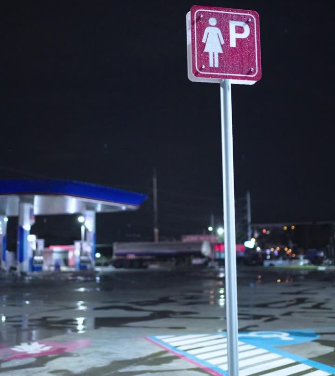 停车场女性及残障人士停车位标志。
