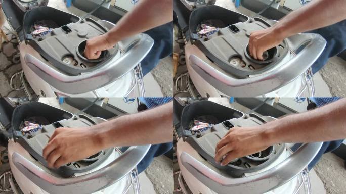 驾驶员打开摩托车油箱旋钮的手的特写。4 k。
