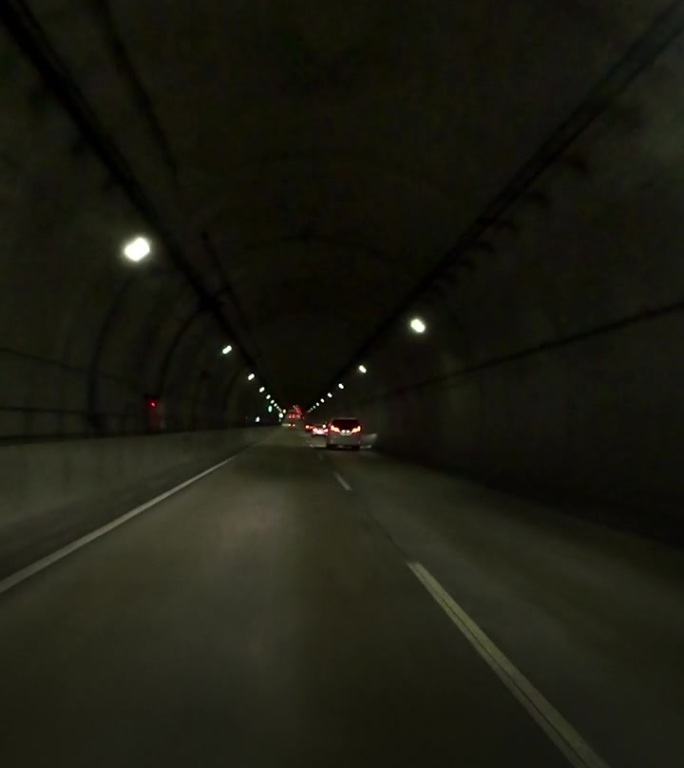 午夜开车穿过隧道驾车开车第一视角行车记录