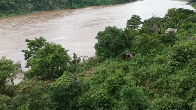 沿着美萨拉文附近的萨拉文国家公园参观河流。这是我在美洪山环线沿途的一站。这条河把缅甸和泰国分开。
