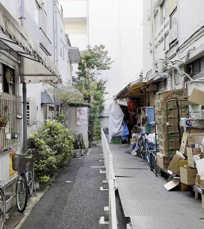 日本小街上堆满了货物和箱子