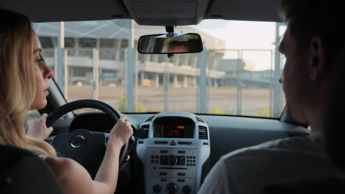 汽车教练教一个年轻女子如何通过驾驶执照考试。驾驶课程，考试和人的概念。