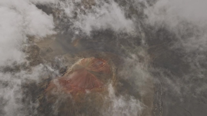 夏威夷毛伊岛航拍v33鸟瞰图飞越哈雷阿卡拉山，穿过云层，展示了从上面俯瞰火山口的壮观景色