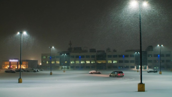 夜间有大雪的商店附近停车。