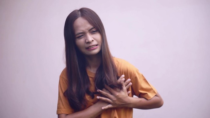 亚洲女人胸闷。疼痛难忍视频素材长发女人