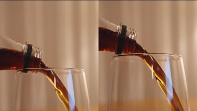 垂直视频。我把可乐和威士忌一起倒进杯子里。两个玻璃杯放在木桌上，暖暖的灯光，背景里有一盏灯。
