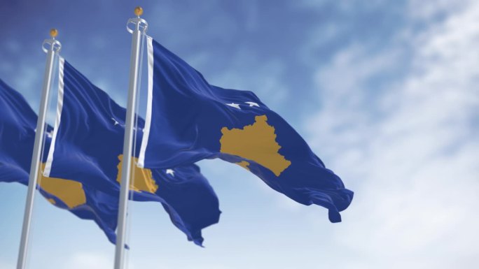 在一个晴朗的日子里，三面科索沃国旗在风中飘扬