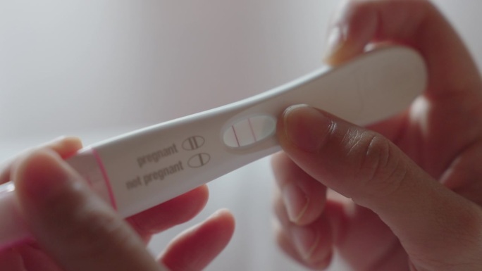 怀孕测试呈阳性的妇女