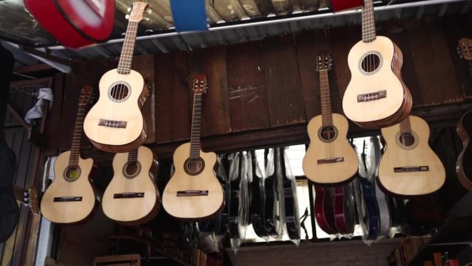 木制古典吉他架售卖吉他。