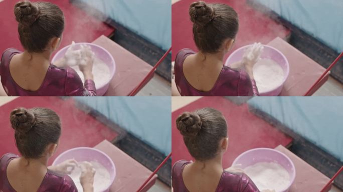 女子体操运动员在杠前使用粉笔粉