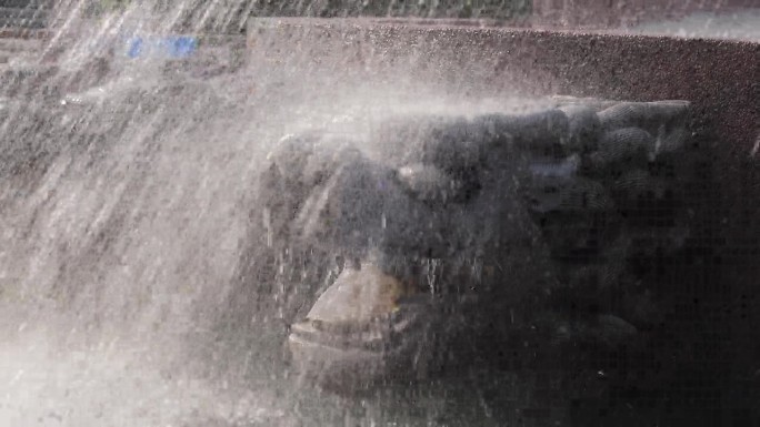 中国石龙大雨冲洗狮子头