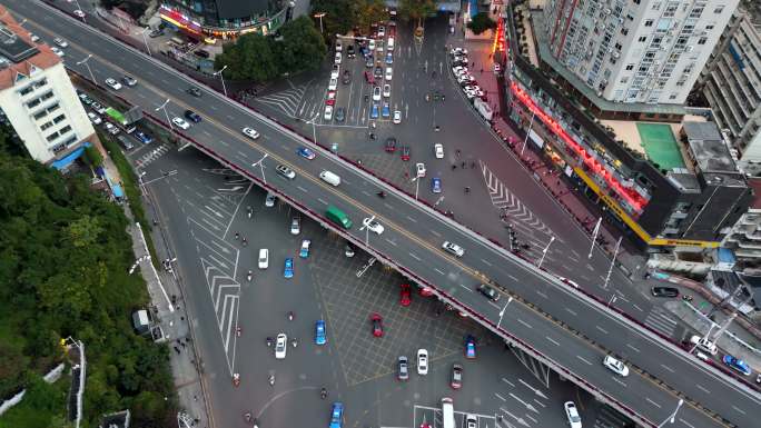 俯瞰城市高架桥路口车流