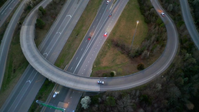州际U型转弯-在高速公路上行驶的汽车和卡车