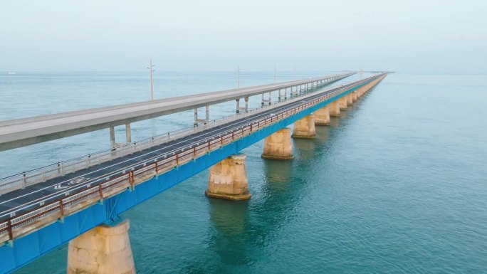 修复后的老七英里桥的轨道视图，旁边的七英里桥在佛罗里达群岛

这座桥的这一部分于2022年修复。