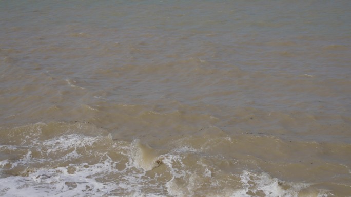巨浪拍打海岸升格