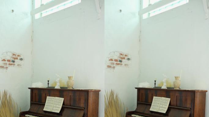 在房间角落的白墙上，有一架棕色的复古钢琴，背景是乐谱。垂直视频