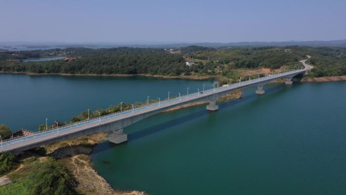 航拍湖北荆门漳河水库环库公路大桥