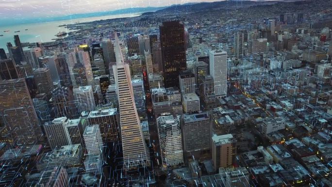 连接旧金山的天际线。黄昏的金融区。鸟瞰图。加州，美国。未来的网络。技术。电路板。物联网。