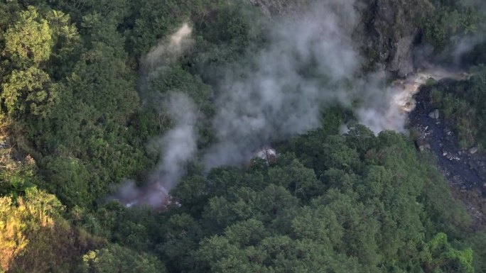 空中无人机拍摄的日出景象，热水从古农克卢德和蓝色火山口的岩石中落下，克卢德火山，Kediri，东爪哇