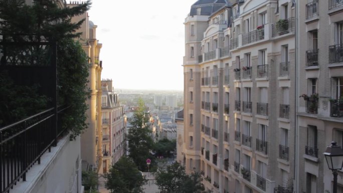 从蒙马特俯瞰巴黎步行街住宅楼法国巴黎