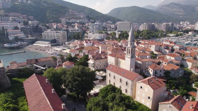 Sveti Ivan教堂，布德瓦，黑山与风景秀丽的沿海城镇背景-航拍