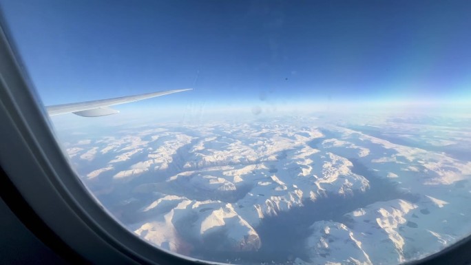 从飞机上俯瞰挪威，群山被雪覆盖