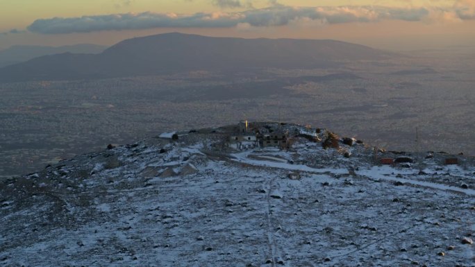 航拍-雪山-雅典城在黄昏的背景-拍摄的大疆启发2 X7 50mm RAW