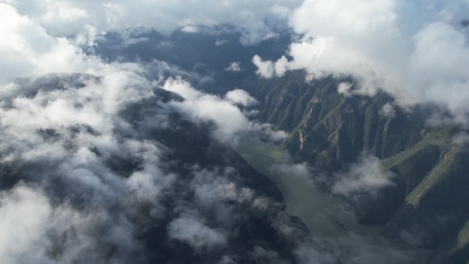 4K三峡巫峡神女峰云雾缭绕山河风光航拍