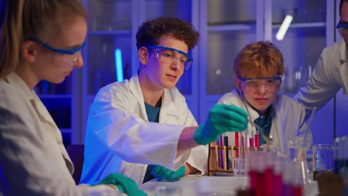 理科生在大学的实验室里做化学实验。