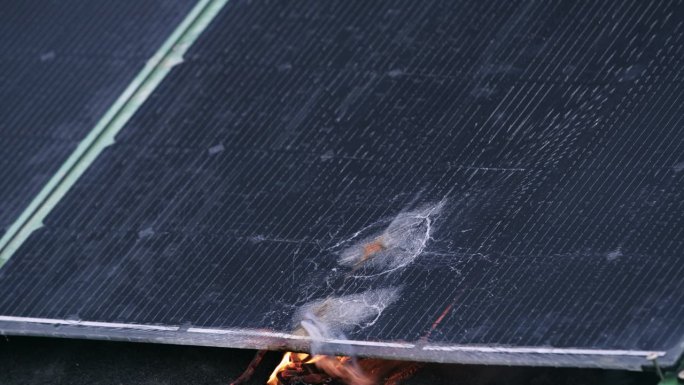 防火太阳能板在受控环境下着火的耐久性测试。熔化塑料表面