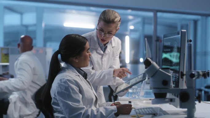 女性、科学家和团队一起在实验室做计划、指导或分析。在科学发现、突破或法医学方面与技术团队合作的女性