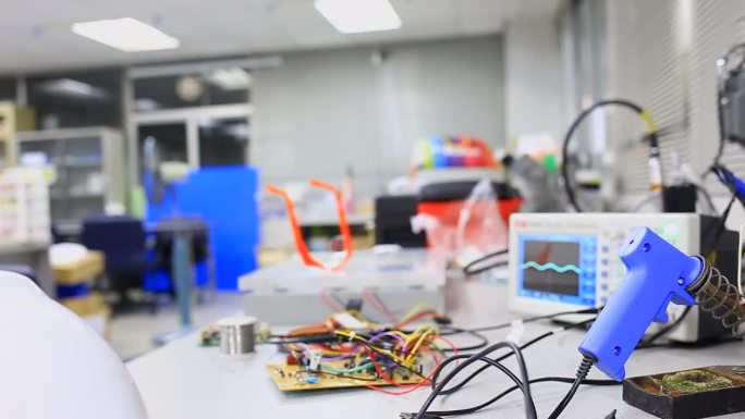 微芯片电脑主板电路板元件实验及焊接实验室。