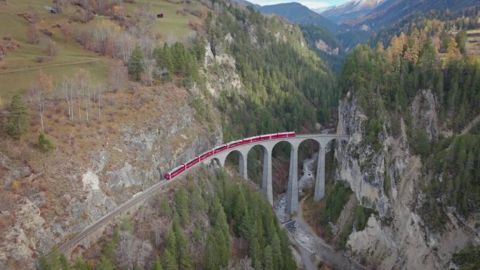 Landwasser高架桥与冰川和伯尔尼纳快车在瑞士秋天