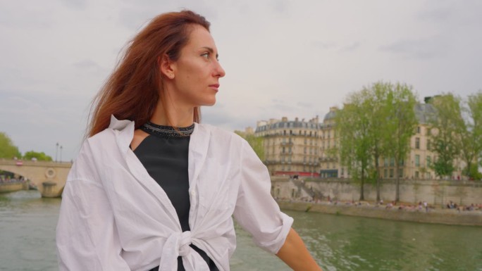 沿着塞纳河乘船游览。女游客在游船上欣赏巴黎的景色