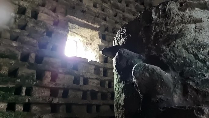 在古老的潘门修道院内，有石墙的鸽舍巢箱仰望着窗外的灯光