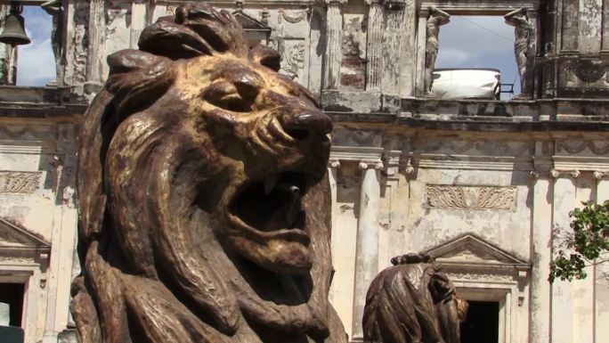 尼加拉瓜里昂圣母升天大教堂正面的狮子雕像。