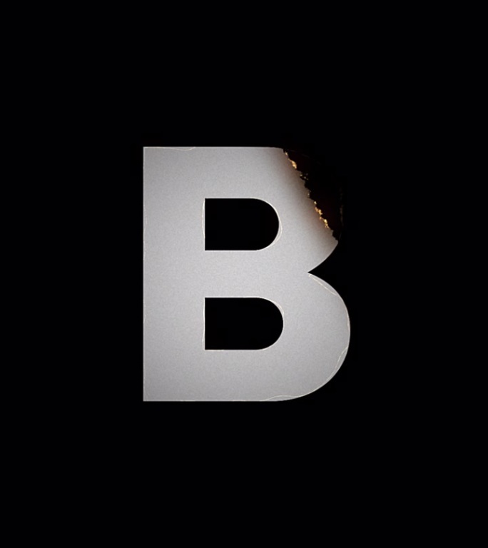 火字母显示和消失动画。B符号燃烧像纸烬和烟在黑色的背景。设计元素