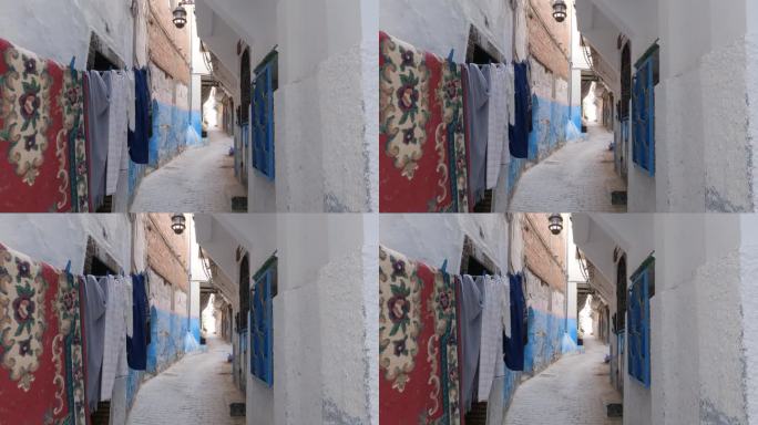 摩洛哥丹吉尔:麦地那古雅的小巷，晾着的衣服和老旧的门。