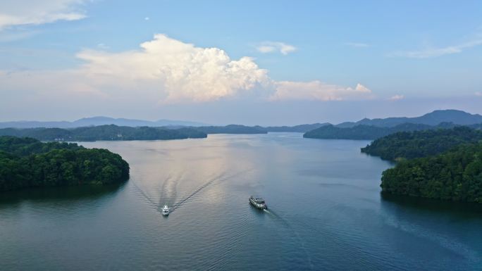 仙女湖湖面船风景区风光