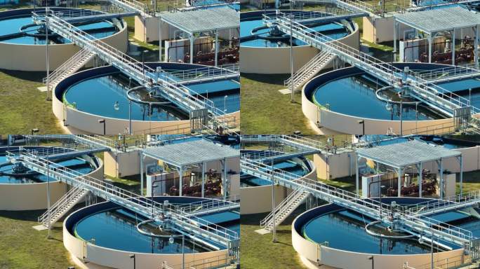 城市污水净化设施的水处理厂鸟瞰图。从被污染的液体中去除不需要的化学物质、悬浮固体和气体的净化过程