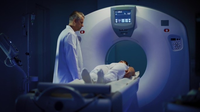 在医学实验室放射科医师控制MRI或CT或PET扫描的女性患者接受手术。专业医生用先进的医疗技术进行紧