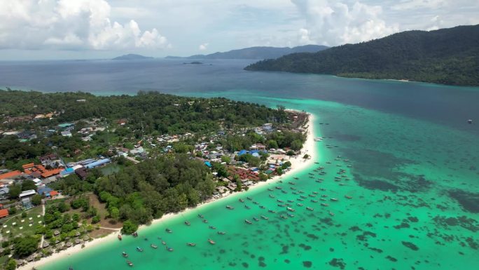 利佩岛泰国海岸线与绿松石水海滩和长尾船-空中透视