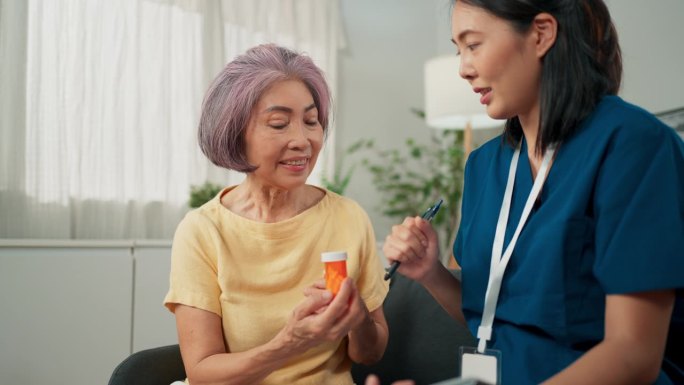 专业女医生为快乐的老年妇女在家讲解处方和咨询用药方法，老年人上门保健